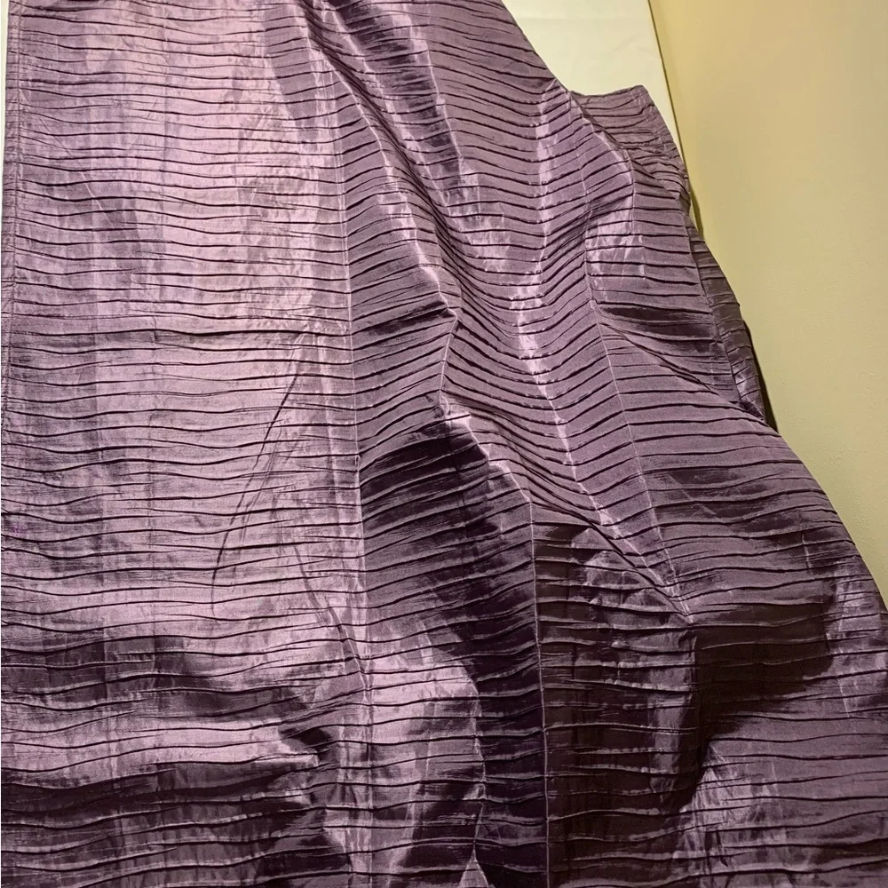 EUC Shower Curtain: Fully Lined, Hidden Rod Pockets, Horizontal Pintucking